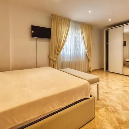 Sleeps 7 Pool Wifi Villa *